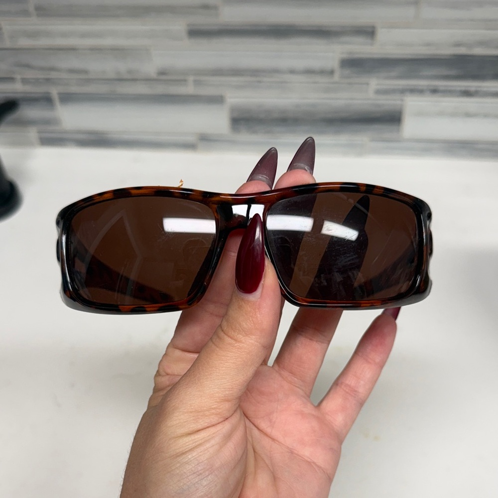 Elegant Tortoise Shell Sunglasses - Picture 3 of 14